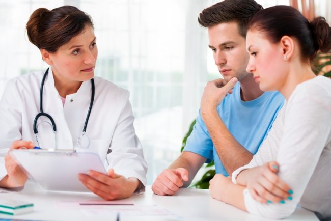 Couple-discuss-fertility-options-650x434